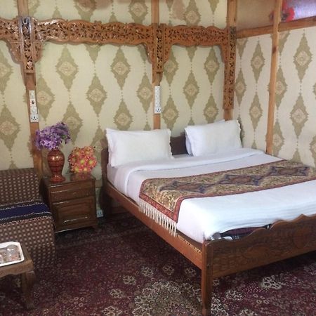 Hotel Houseboat Altaf And Transportation Srīnagar Exterior foto