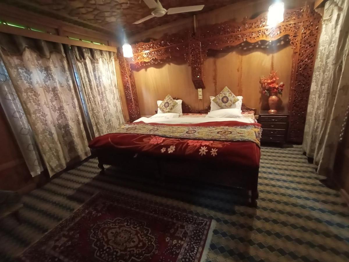 Hotel Houseboat Altaf And Transportation Srīnagar Exterior foto