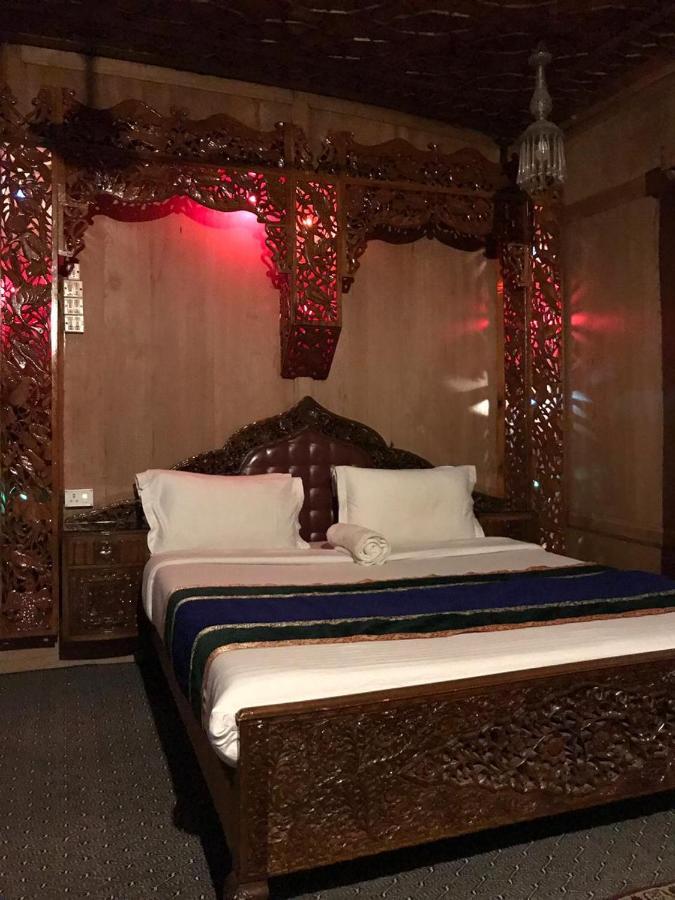 Hotel Houseboat Altaf And Transportation Srīnagar Exterior foto