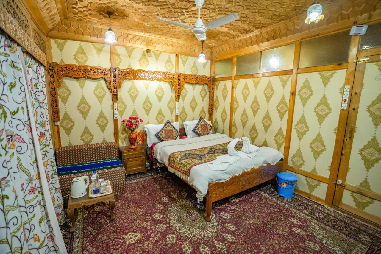 Hotel Houseboat Altaf And Transportation Srīnagar Exterior foto
