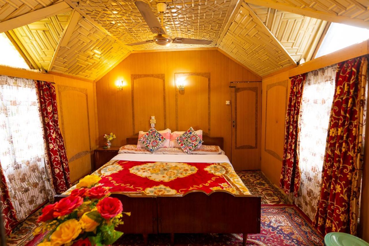 Hotel Houseboat Altaf And Transportation Srīnagar Exterior foto