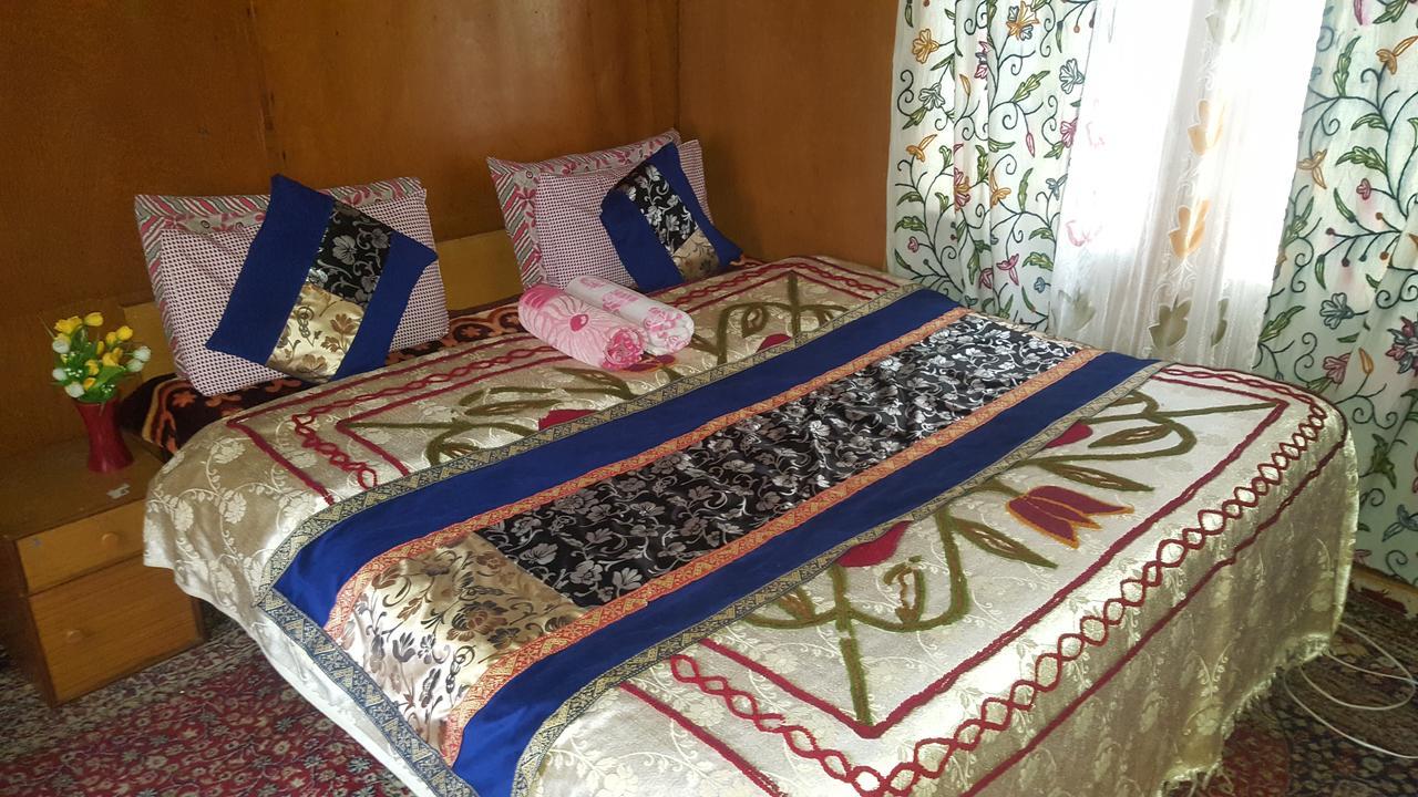 Hotel Houseboat Altaf And Transportation Srīnagar Exterior foto