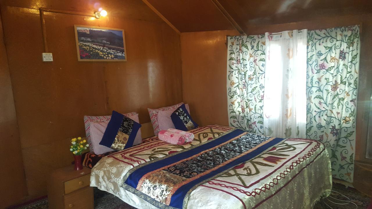 Hotel Houseboat Altaf And Transportation Srīnagar Exterior foto