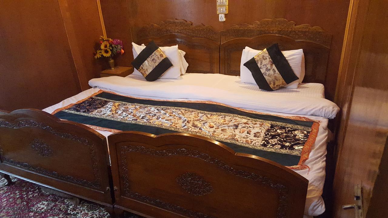 Hotel Houseboat Altaf And Transportation Srīnagar Exterior foto