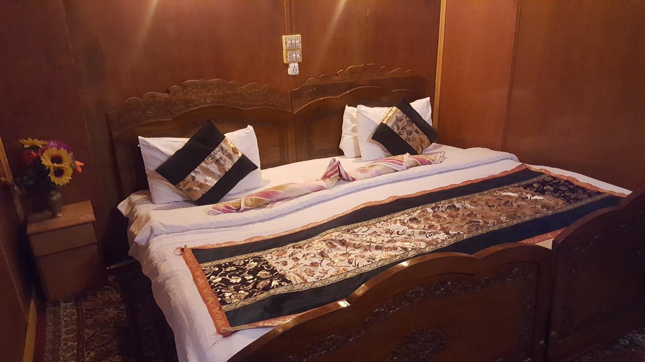 Hotel Houseboat Altaf And Transportation Srīnagar Exterior foto